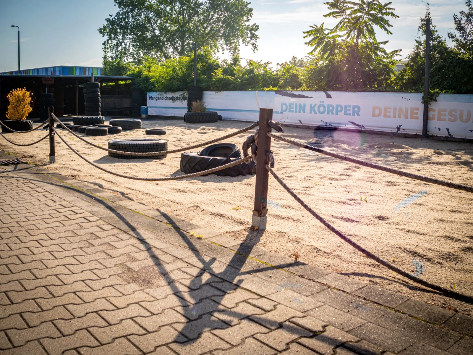 Originalaufnahme der Outdoor-Trainingsfläche des Sportshouse.