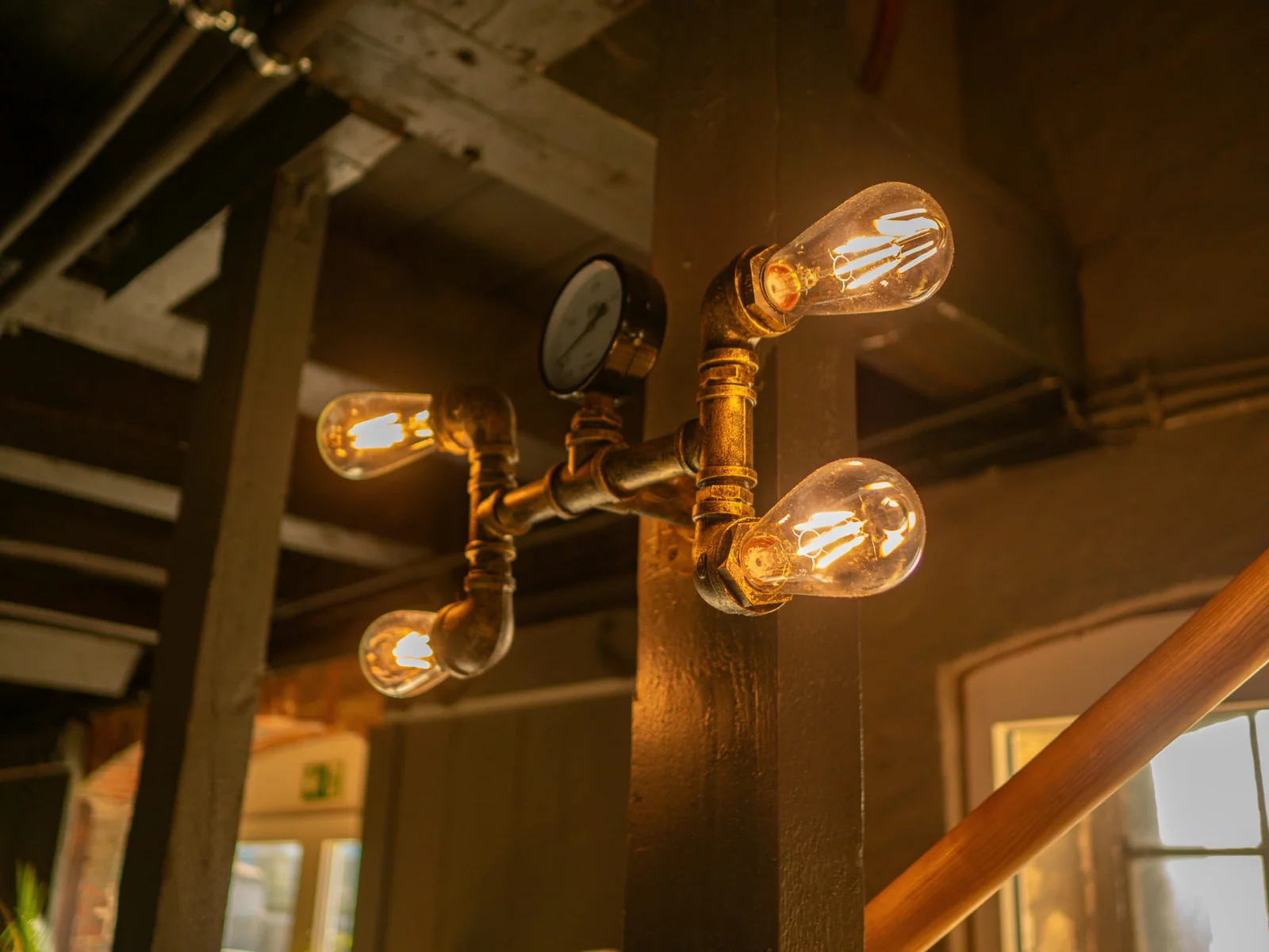 Eine industrielle Leuchte mit warm leuchtenden Glühbirnen im Studio.